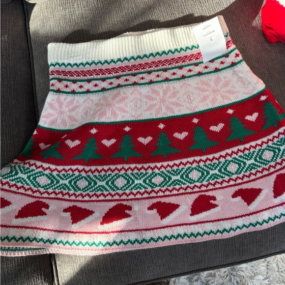 Festive Knit Skirt with Red and Green Patterns - Picture 2 of 2
